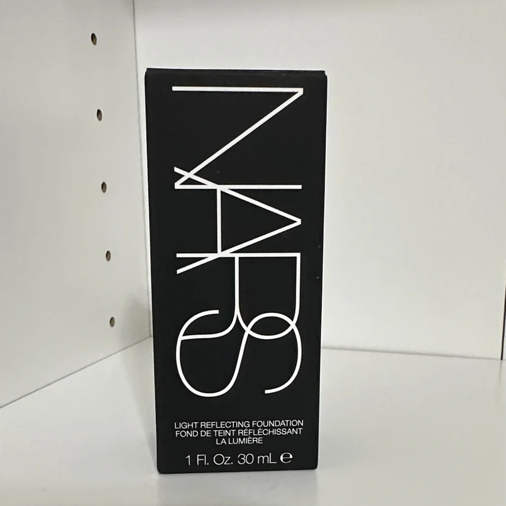 Light 2 Mont Blanc—NARS Light Reflecting Foundation - Picture 2 of 15